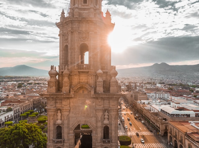a sunny day in Mexico City, the sun shines through a tower