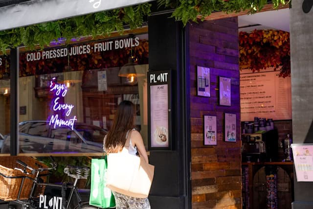 a fresh juice and bowl storefront
